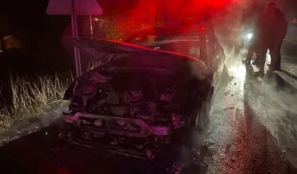 Antalya-Isparta karayolunda seyir halindeki otomobil alev aldı