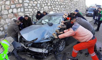 Tırla otomobil çarpıştı, 4 kişi yaralandı