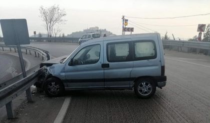 Kontrolden çıkan araç bariyerlere çarptı