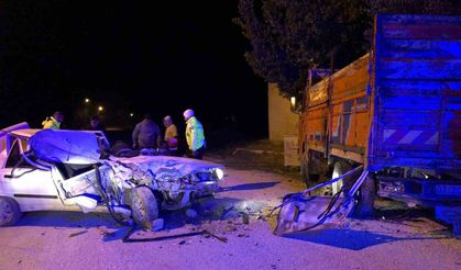 Park halindeki kamyona çarpıp hurdaya döndü