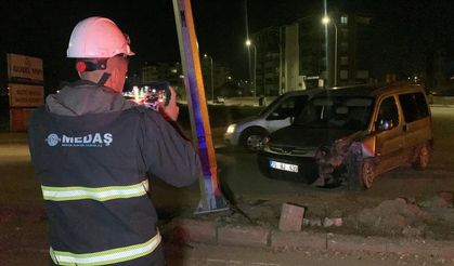Hafif ticari araç kontrolden çıkarak aydınlatma direğine çarptı