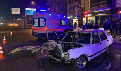 Buzlanma nedeniyle otomobil aydınlatma direğine çarptı: 2 yaralı
