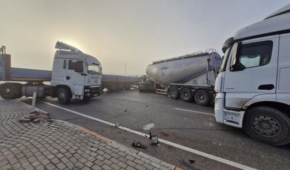 Zincirleme kazaya 13 araç karıştı, 7 kişi yaralandı
