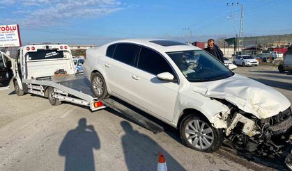 Ticari taksi ve otomobil kafa kafaya çarpıştı