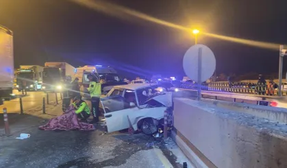 Facia gibi kaza! Beton bariyerlere çarpan araçta 2 ölü, 5 yaralı