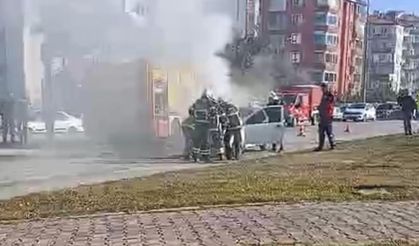 Isparta'da otomobilin motor kısmından yangın çıktı