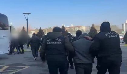 4 kilogram uyarıcı maddeyi araçtan attılar