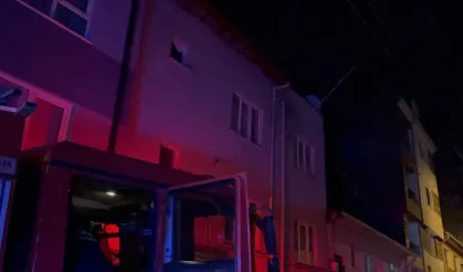 Psikolojik sorunları olan adam çatıyı yakıp kendini aşağı attı!