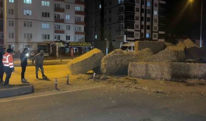 Tır viraja sert girdi, saman balyaları savruldu