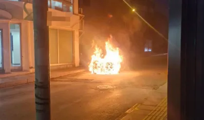 Seyir halindeki araç alevlere teslim oldu