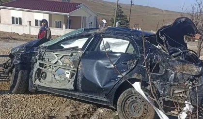 Sınıf öğretmeni devrilen araçta sıkışarak hayatını kaybetti