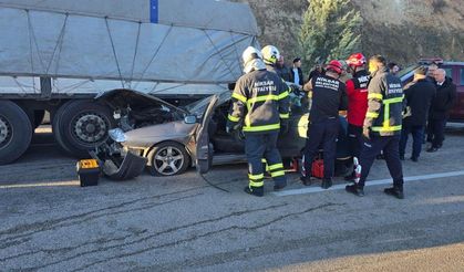 Tıra arkadan çarpan otomobildeki 1 kişi yaşamını yitirdi