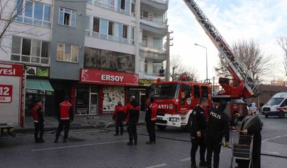 4 katlı binada yangın çıktı, mahsur kalanlar kurtarılmayı bekliyor