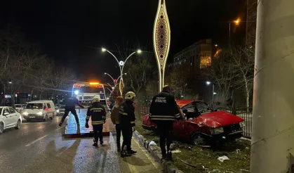 Otomobil üst geçide çarptı: 4 yaralı