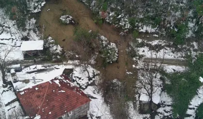 Kar yağışı nedeniyle toprak kaydı: Köy yolu kapandı