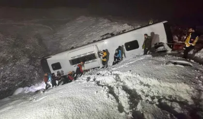 Bingöl’de yolcu otobüsü şarampole devrildi: 4 ölü, 32 yaralı