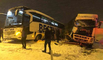 Tır ile otobüs çarpıştı