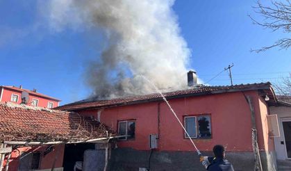 Alevler içerisinde kalan ev kullanılamaz oldu