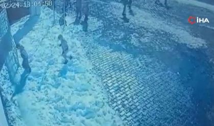 İlkokul öğrencisinin üzerine buz kütlesi düştü