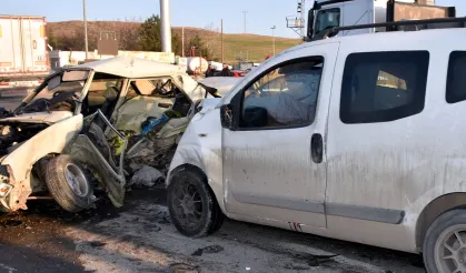 Feci kazada araçlar hurdaya döndü! 2 ölü, 2 yaralı!