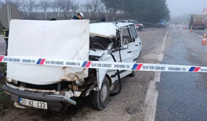 Otomobil tıra çarptı: 1 ölü, 1 ağır yaralı