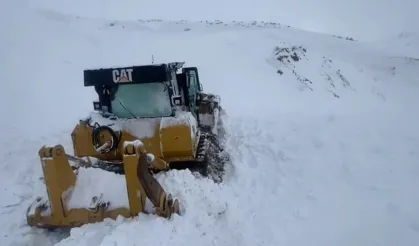 Çığ felaketinde iş makinesi kara gömüldü, operatör kurtarıldı