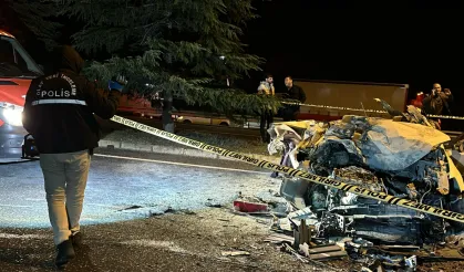 Uşak’ta otomobil, TIR’a çarptı: 1 ölü