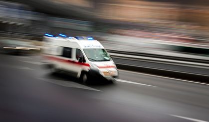 Ambulansla otomobil çarpıştı