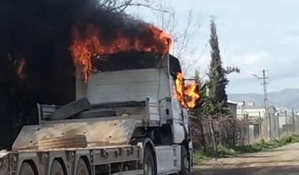 Park halindeki tır alev aldı