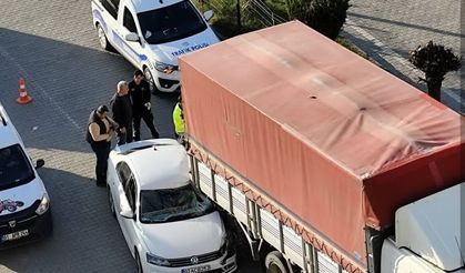 Otomobil kamyona arkadan çarptı