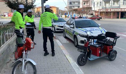 Motosiklet ile elektrikli bisiklet çarpıştı: 3 yaralı