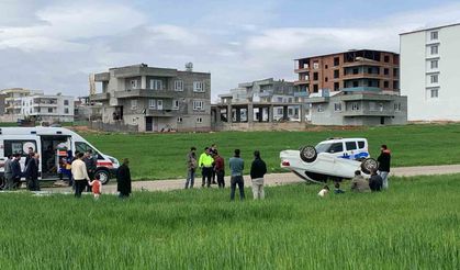 Otomobil direğe çarpıp takla attı