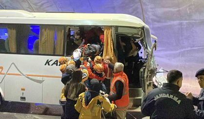 Yolcu midibüsü tıra arkadan çarptı: 14 yaralı