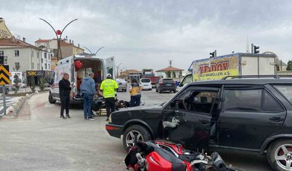 Otomobil ile çarpışan motosikletin sürücüsü yola savruldu