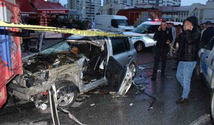 Otomobil park halindeki kamyonete çarptı: 1 ölü, 1 ağır yaralı