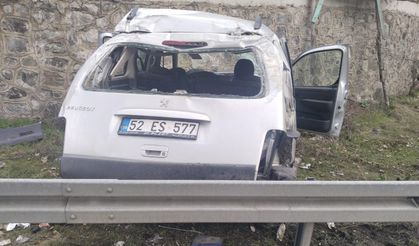 Otomobil bariyerlere çarpıp takla attı: 4 yaralı
