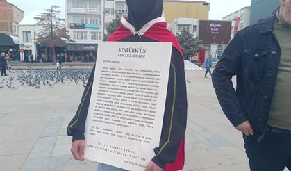 Sessiz protesto yapan gence polis engel oldu