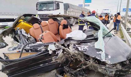 Tıra çarpan otomobil parçalara ayrıldı