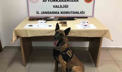 Otopark işletmecisi uyarıcı madde ve ruhsatsız tüfeklerle yakalandı