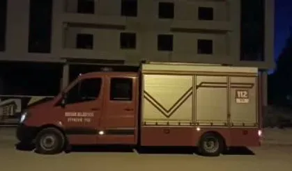 Asansör boşluğuna düşen yaşlı kadın can verdi