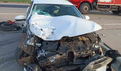 Otomobilin bariyerlere çarptığı kazada 3 kişi yaralandı