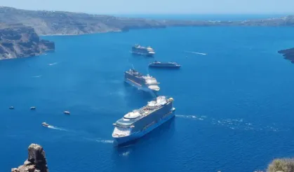 Mikonos Adası’na Kruvaziyer gemileriyle turist akını başladı