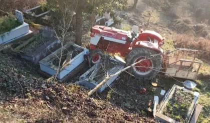 Mezarlığa devrilen traktörde, sürücü can verdi
