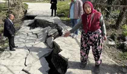 Heyelan sonucu yol çöktü: 130 hane risk altında