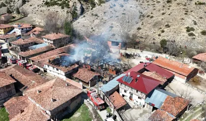Çıkan yangında 2 ev ve 1 araç küle döndü