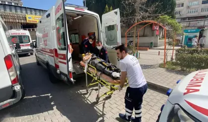 Otomobil park halindeki tıra çarptı: 5 yaralı