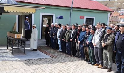 Annesinin tabutu başında fenalaşıp hayatını kaybetti