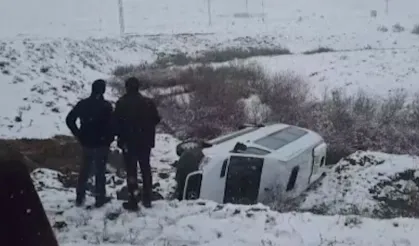 İşçi servisi şarampole yuvarlandı: 2’si ağır 9 yaralı