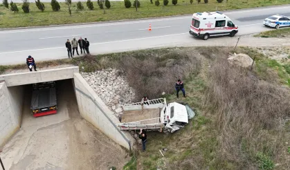 Çalıntı kamyonetle şarampole uçtu; Feci şekilde can verdi