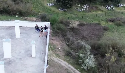 Çatıda mangal yakan gençler, polisi harekete geçirdi